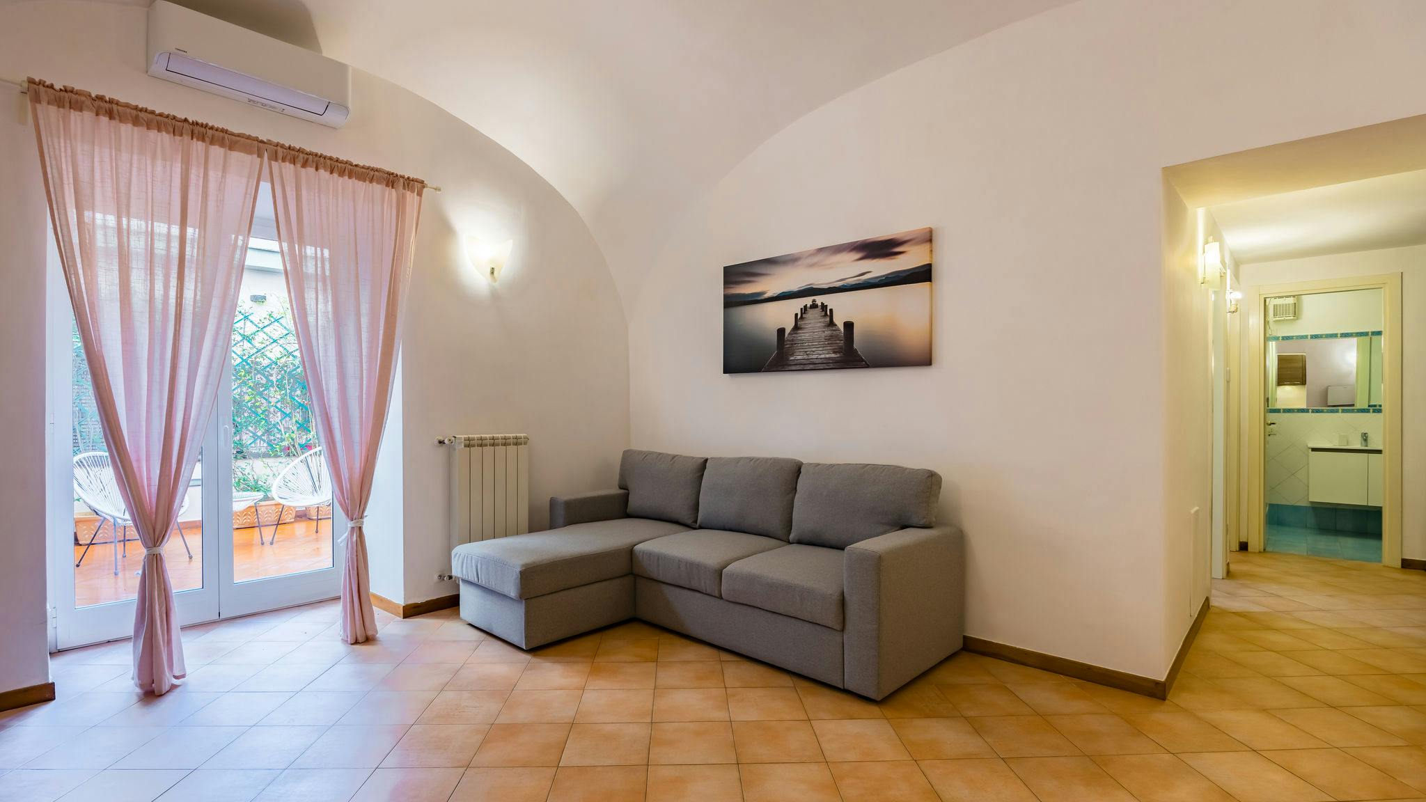 Квартира сдается в аренду за 1 € в месяц в Naples, Vico Lungo San Raffaele