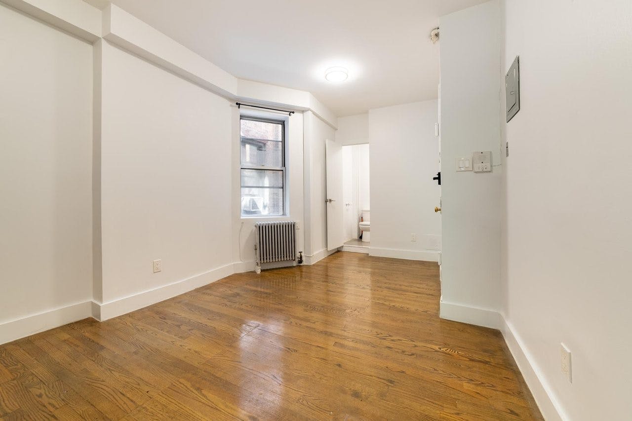 公寓 正在以 $2,030 的月租出租，其位于 New York City, East 7th Street