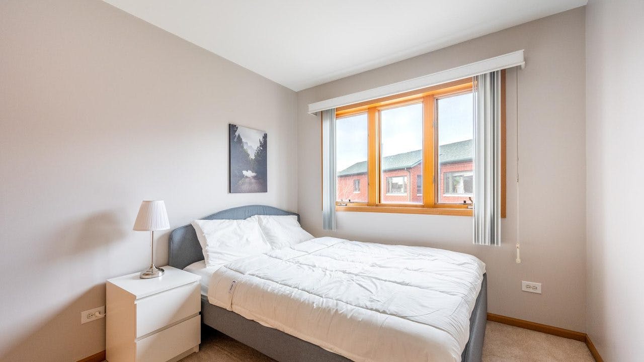 Отдельная комната сдается в аренду за $1,405 в месяц в Chicago, South Young Parkway