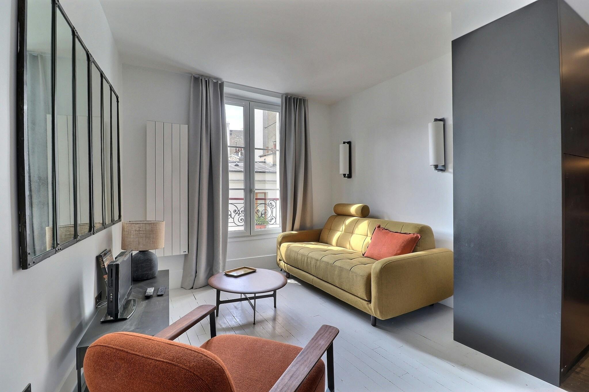 Rue Tholozé, Paris preview