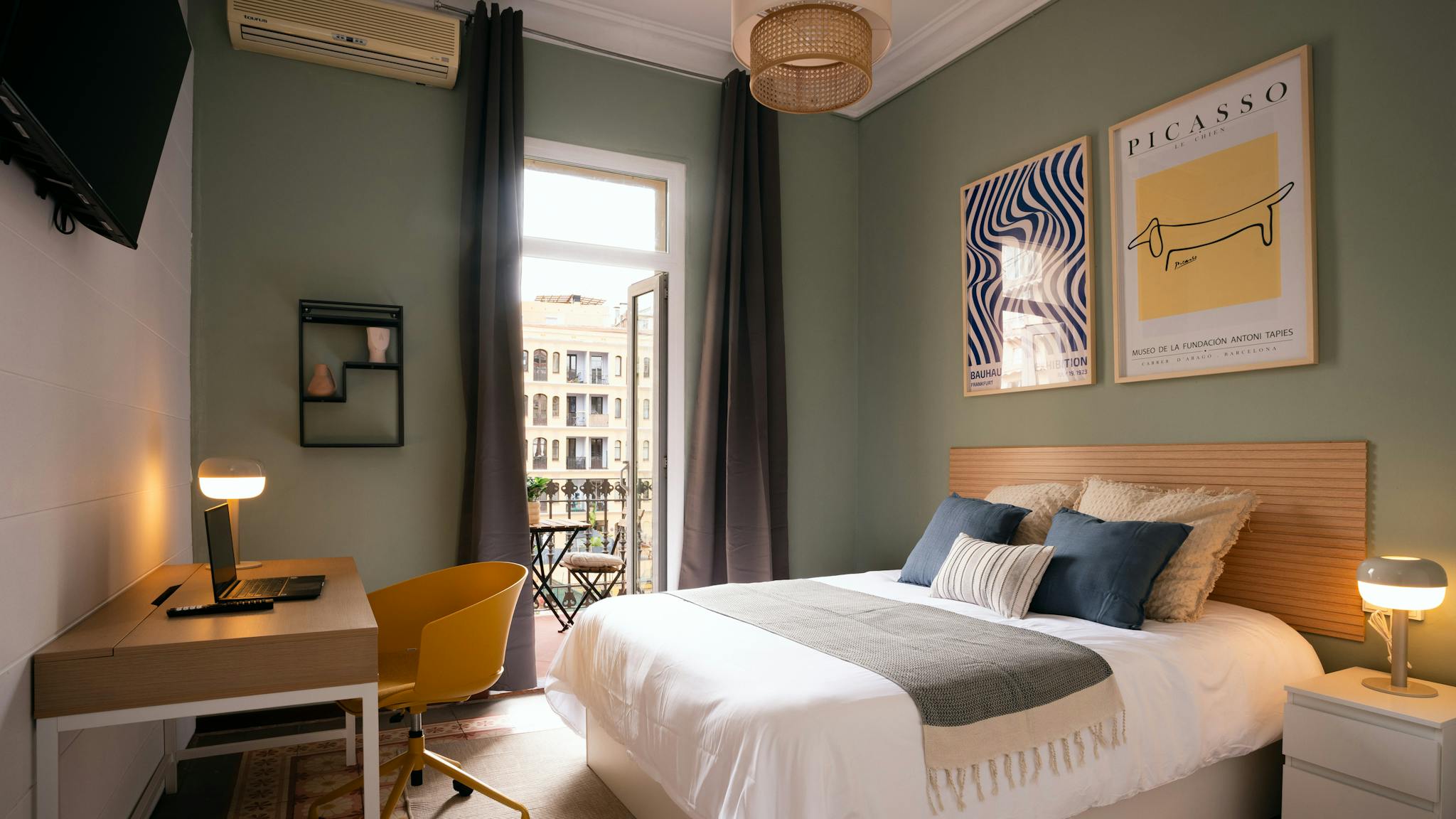 Carrer del Comte d'Urgell, Barcelona preview