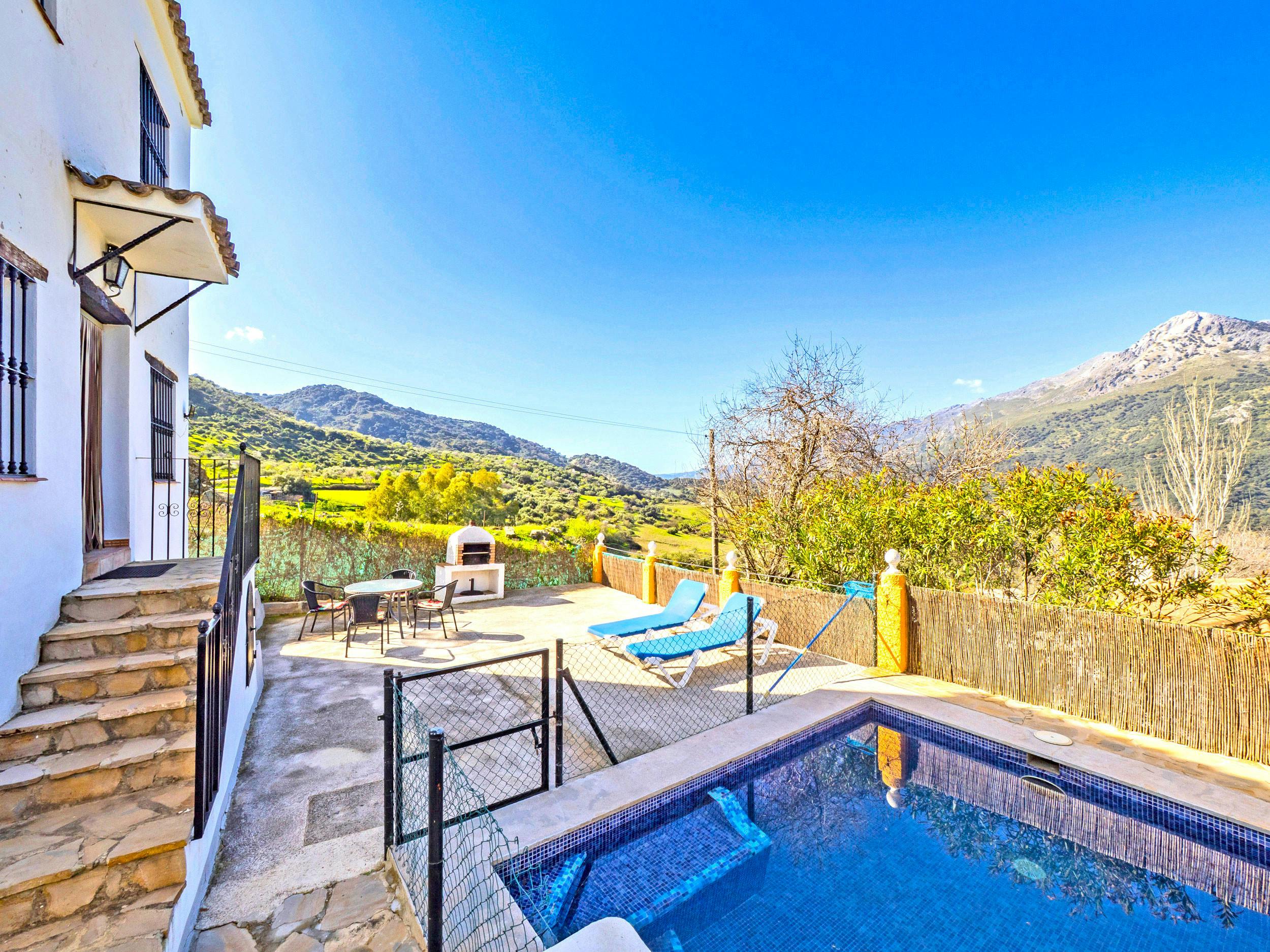 Дом сдается в аренду за 9 999 € в месяц в Jimera de Líbar, Avenida Fuerzas Armadas