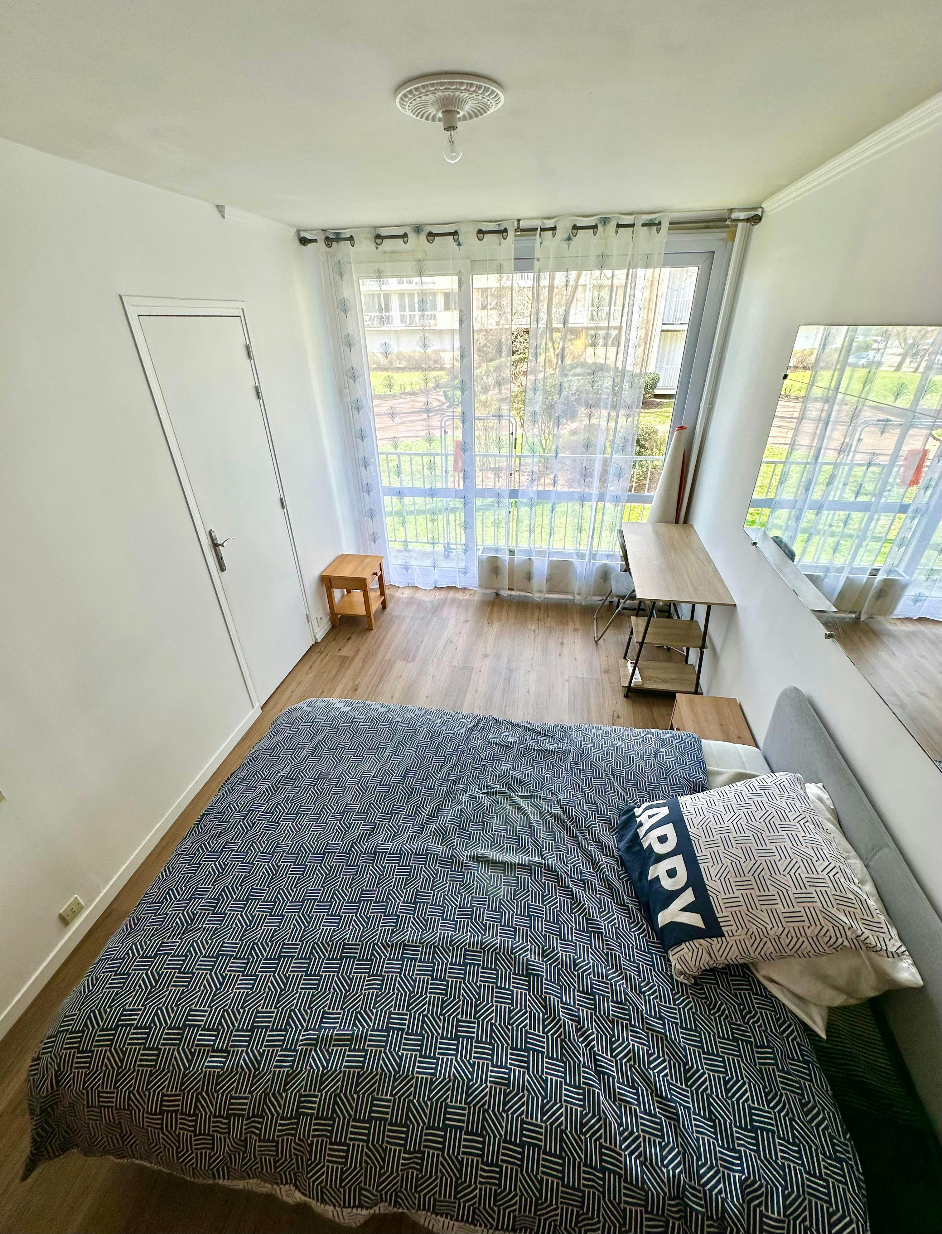 Double room Cergy, 1 bed, 12m² — photo 1