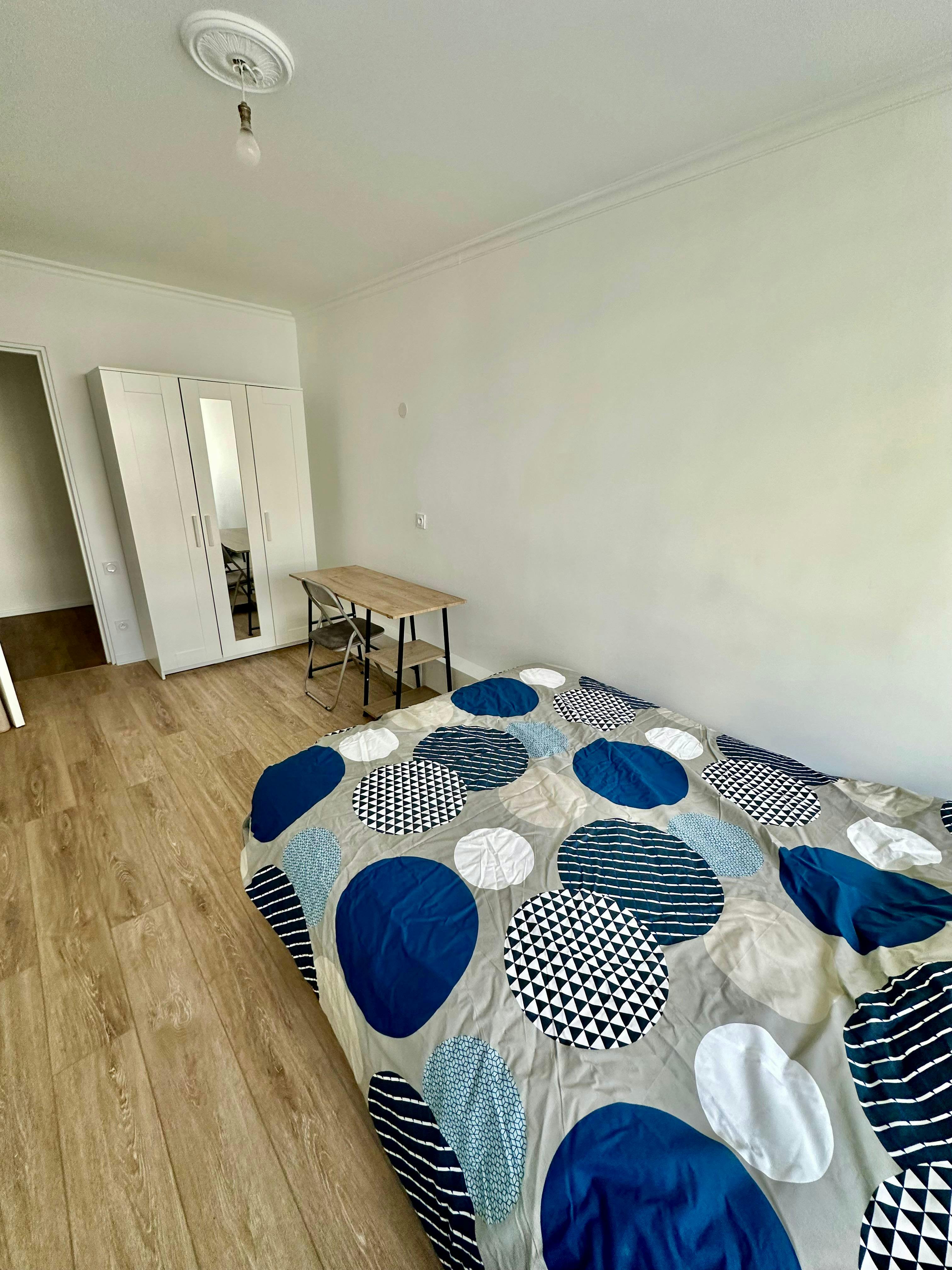 Double room Cergy, 1 bed, 12m² — photo 1