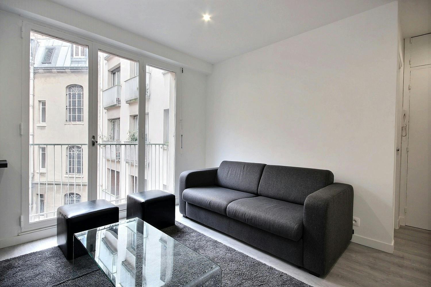Studio for rent for €1,450 per month in Paris, Avenue Victor Hugo