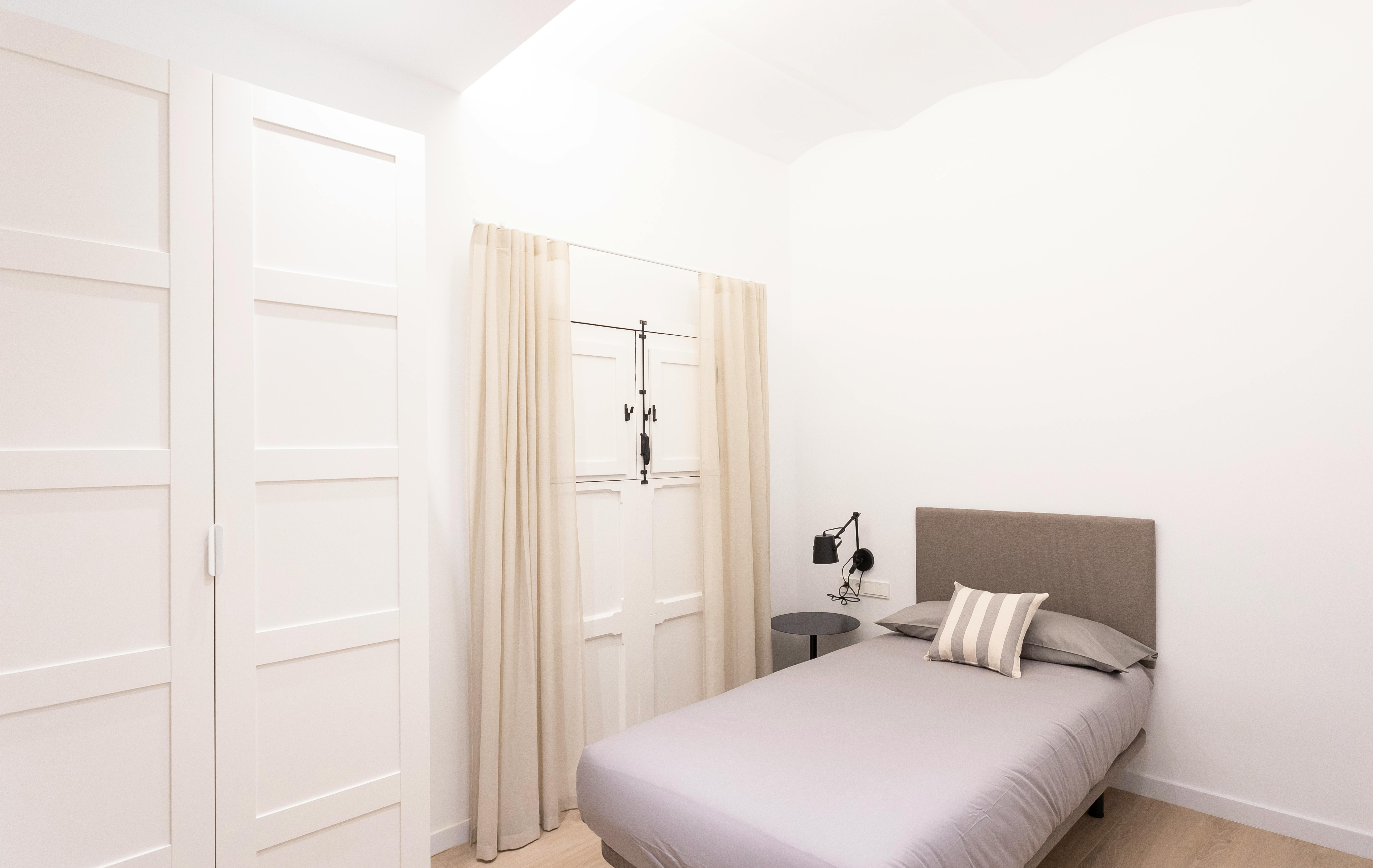 Double room Barcelona, 1 bed, 9m² — photo 9