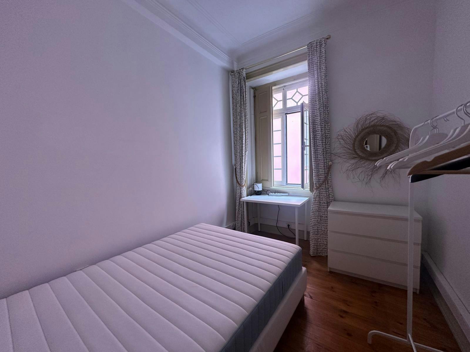 Private room for rent for €500 per month in Lisbon, Avenida Doutor Magalhães Lima