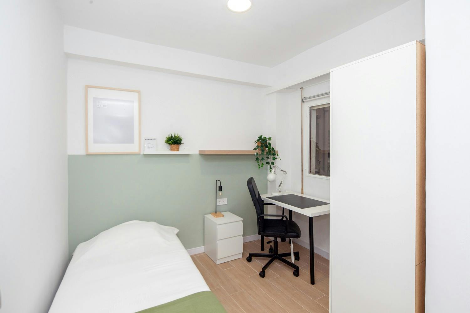 Carrer d'Almassora, Valencia preview