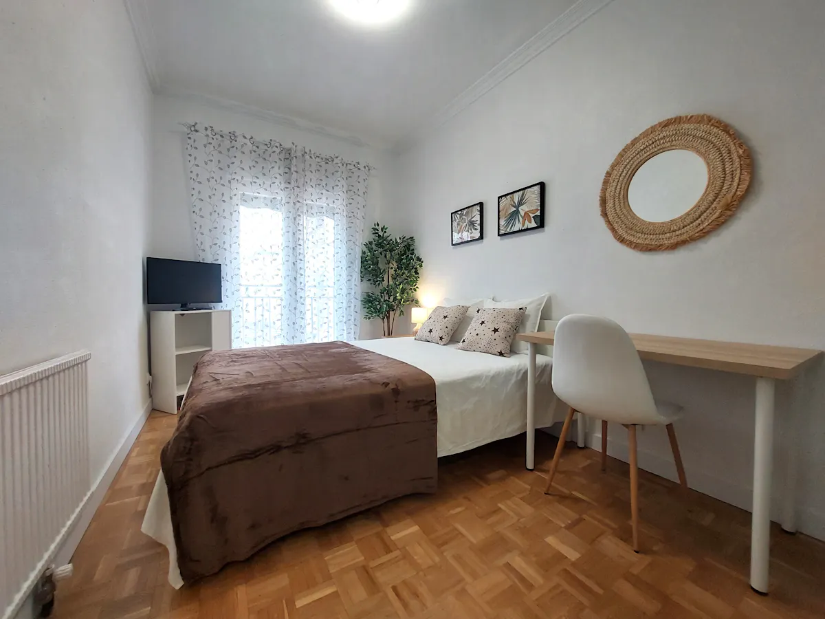 Private room in Calle de Juan Bautista de Toledo, Madrid (1625414) ROOM