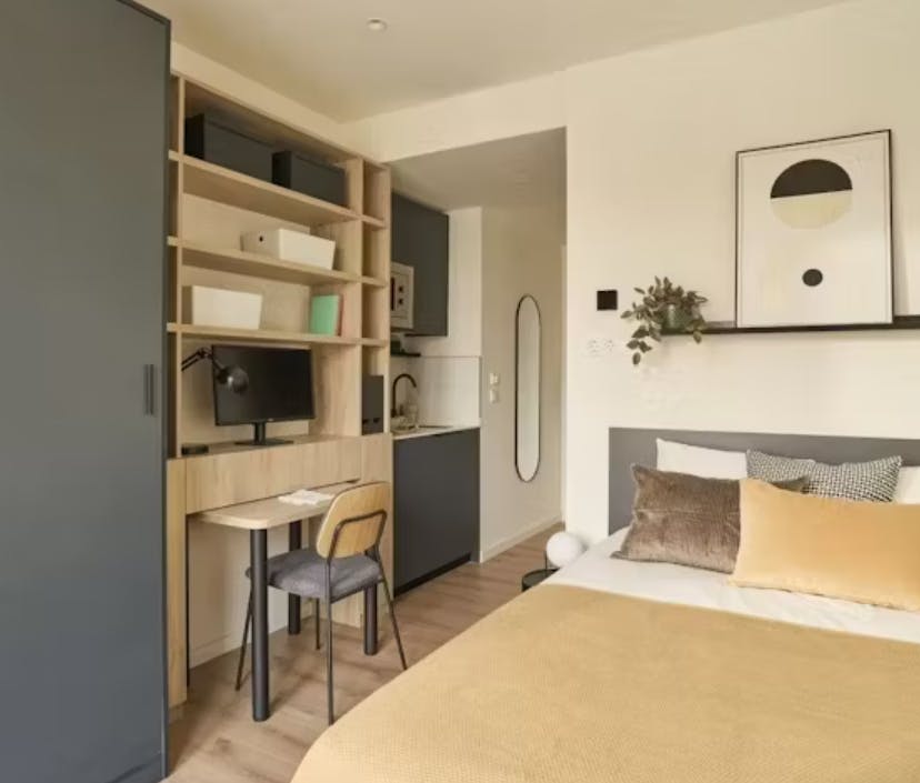 Private room for rent for €1,110 per month in Madrid, Calle del Aguacate