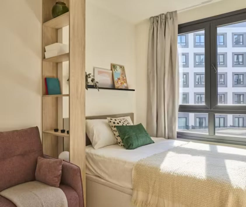 Private room for rent for €1,075 per month in Madrid, Calle del Aguacate