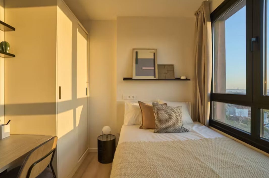 Private room for rent for €1,560 per month in Madrid, Calle del Aguacate