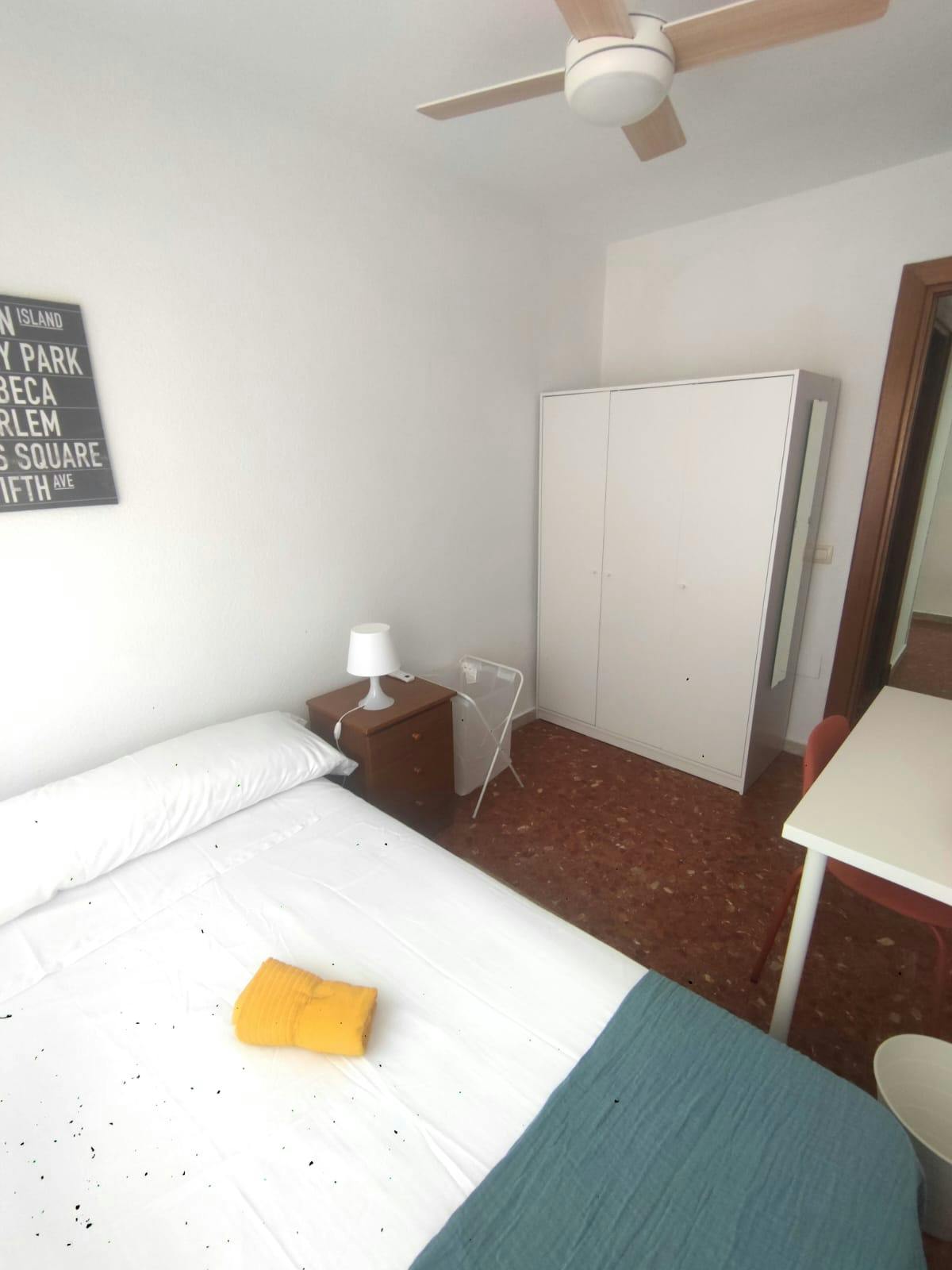 Chambre privée à louer pour 320 €/mois à Almería, Calle Torres Naharro