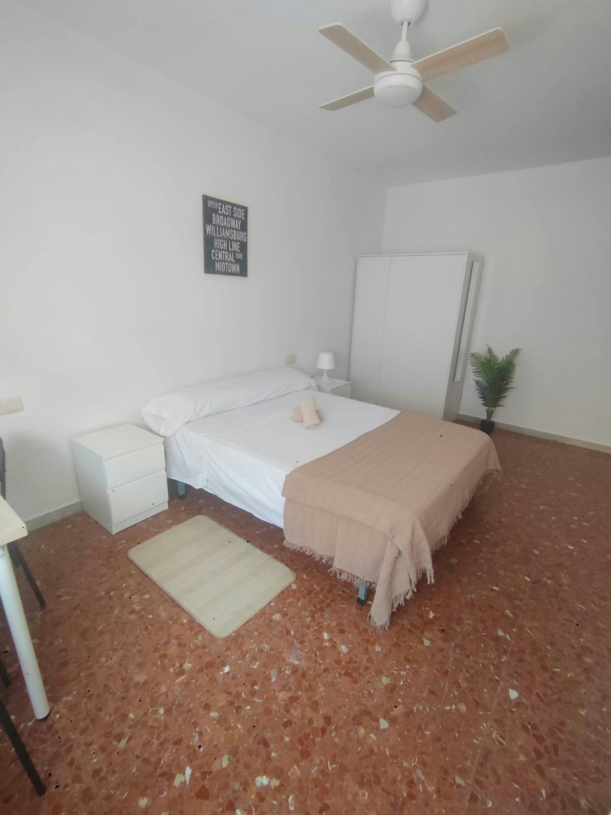 Private room for rent for €450 per month in Almería, Calle Torres Naharro