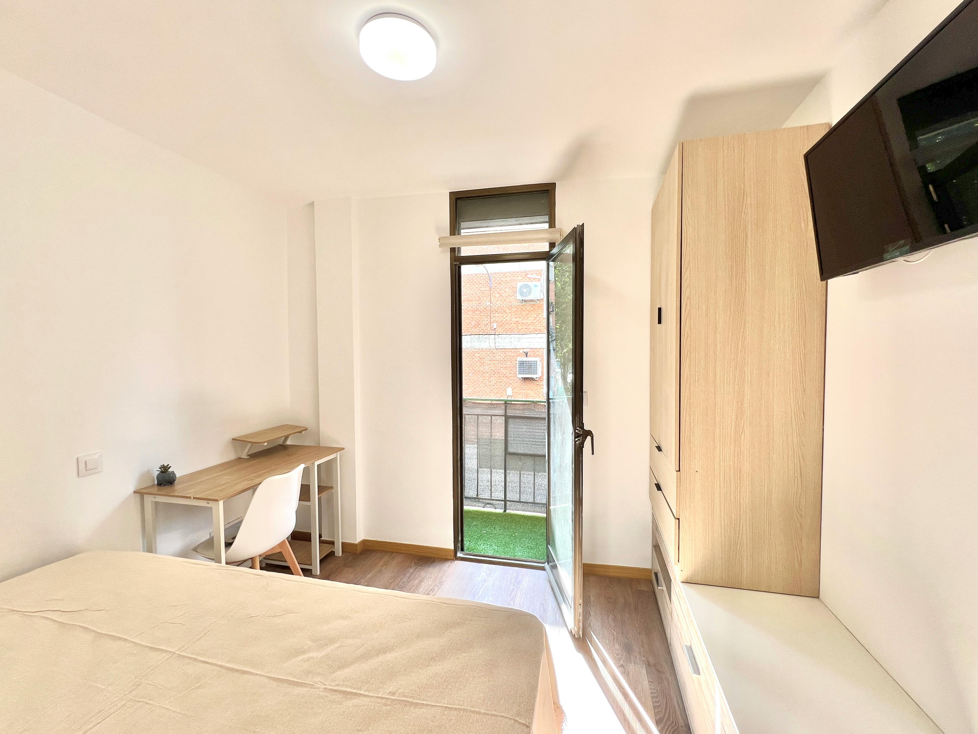 Private room in Calle de Joaquín Turina, Madrid (1625618) ROOM