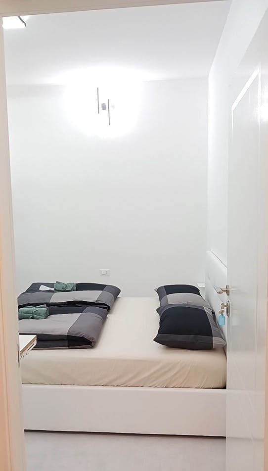 Shared room for rent for €450 per month in Milan, Via Marco Ulpio Traiano