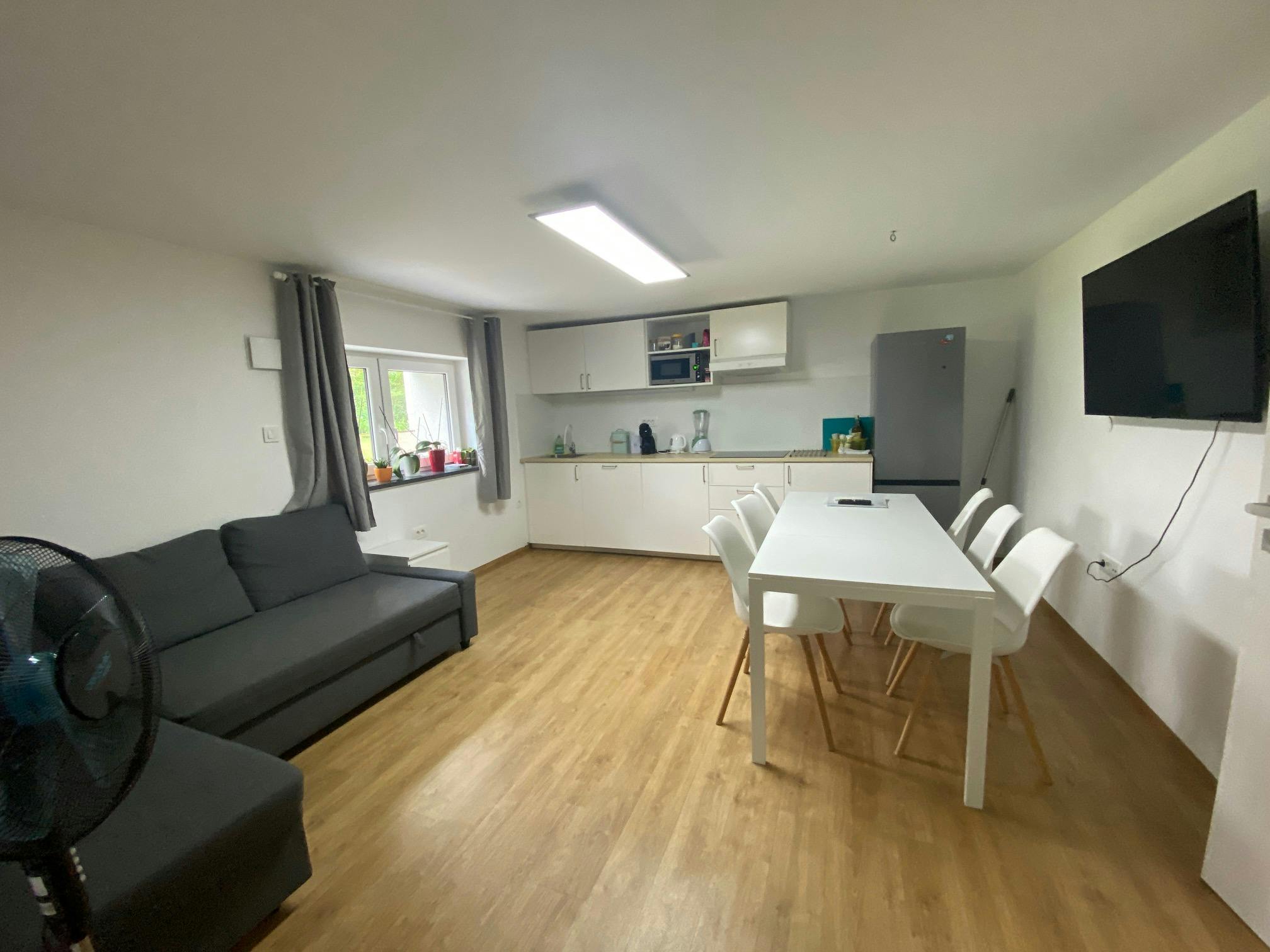 Appartement à louer pour 1 690 €/mois à Ljubljana, Rožna Dolina, cesta XVII