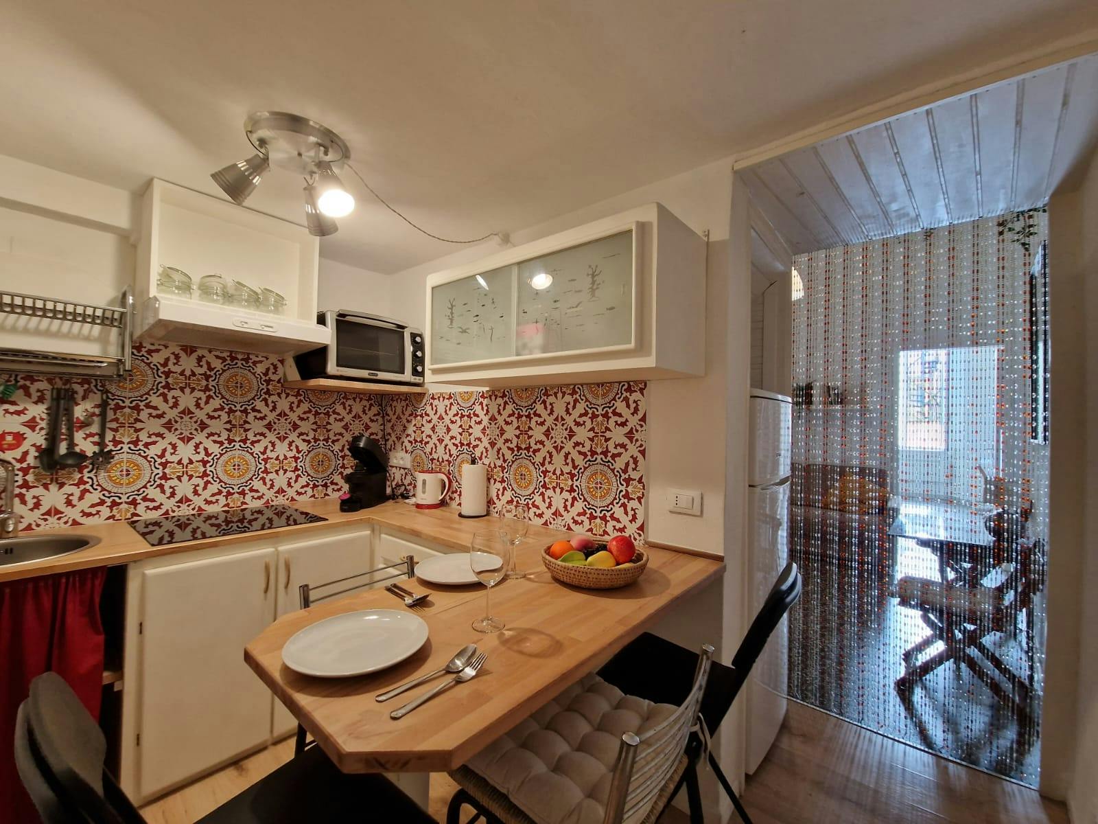 Apartment for rent for €2,259 per month in Genoa, Via Balbi