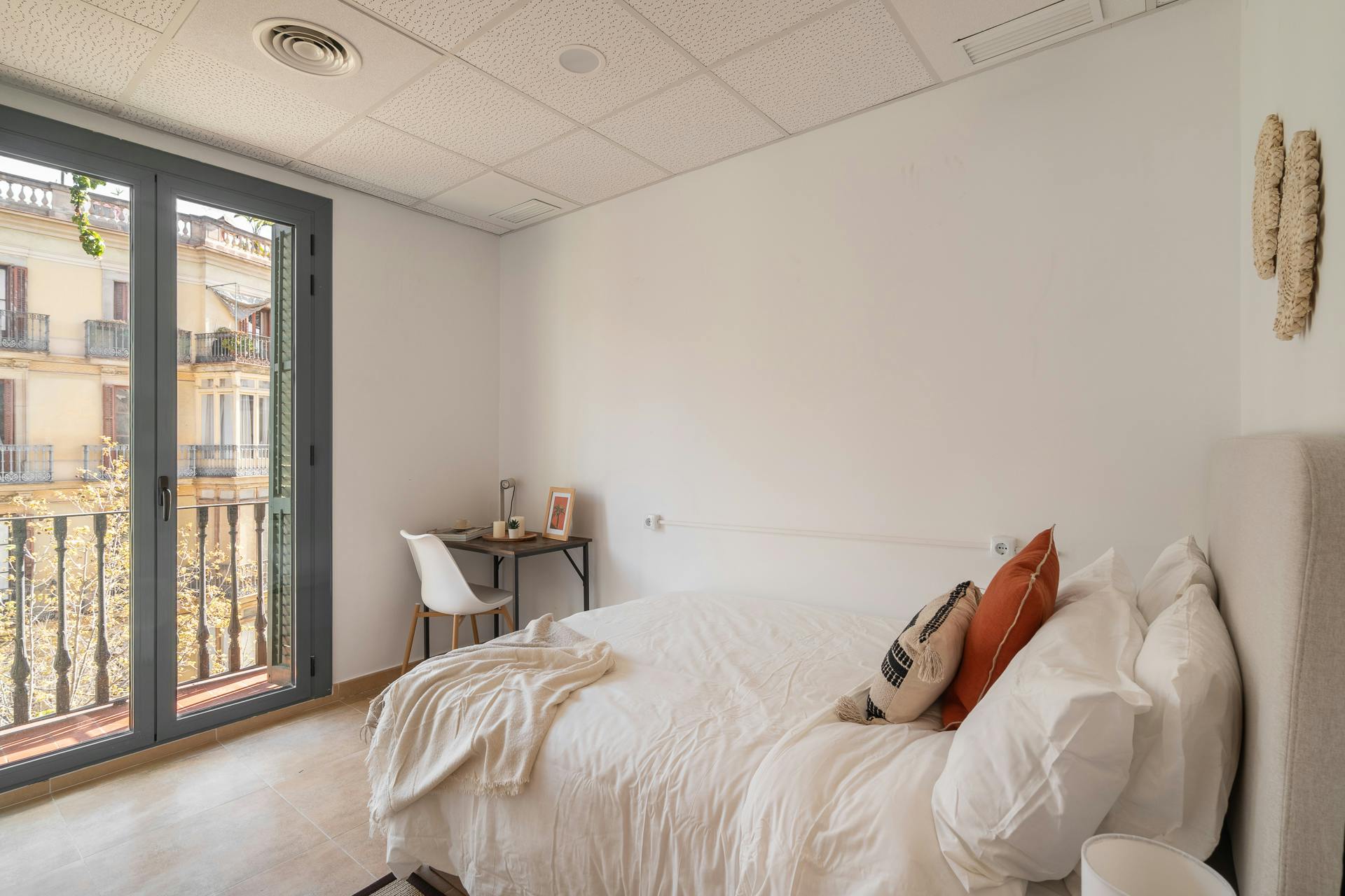 Private room for rent for €890 per month in Barcelona, Carrer de Bailèn