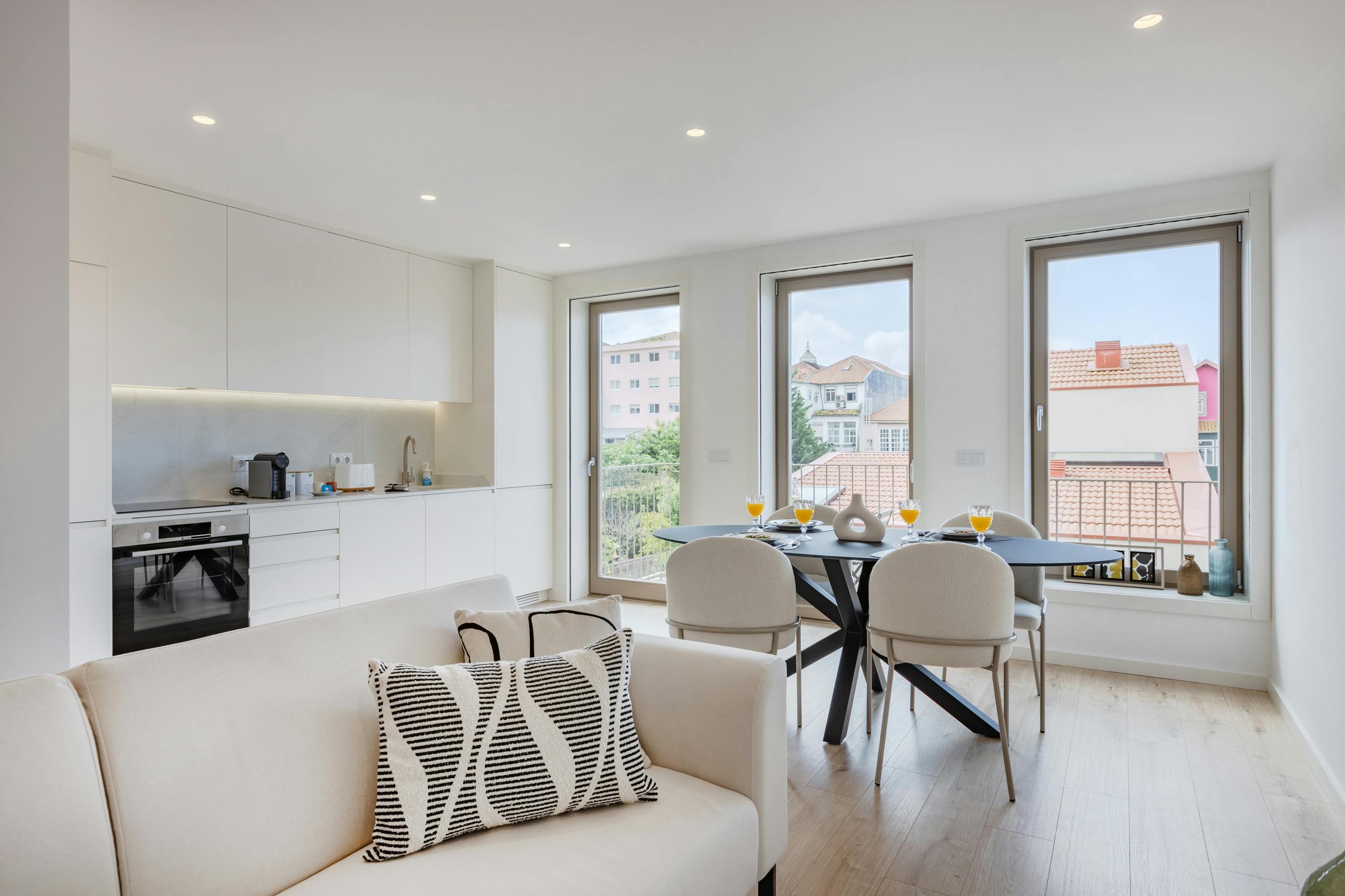 Apartment for rent for €3,780 per month in Porto, Rua da Boavista