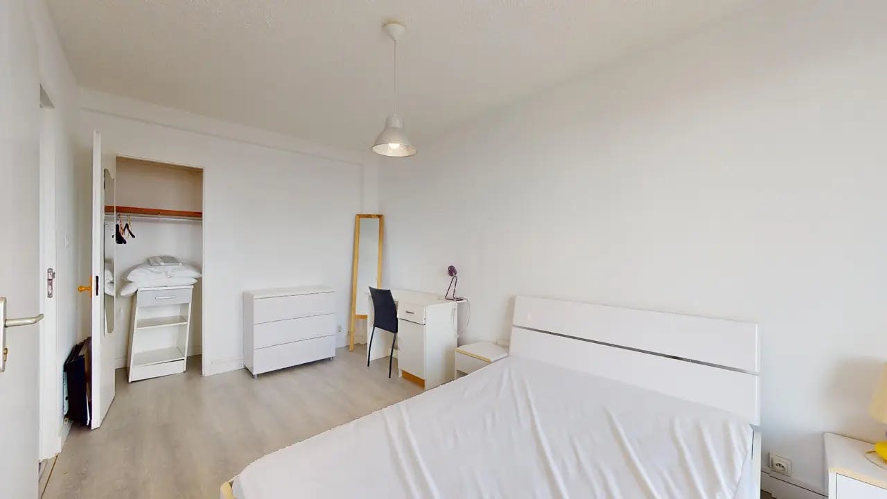 Private room in Boulevard de Larramet, Toulouse (1626681) room image 1