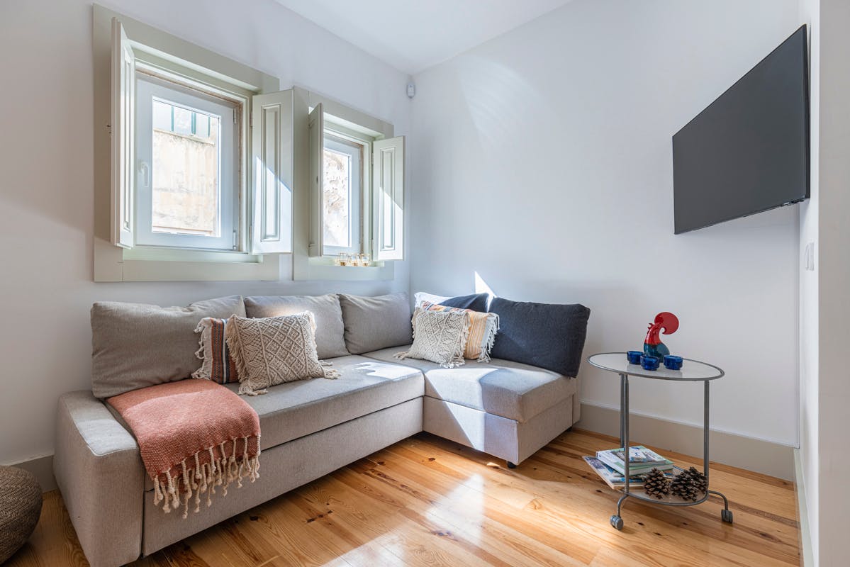 Apartment for rent for €2,400 per month in Lisbon, Rua Damasceno Monteiro
