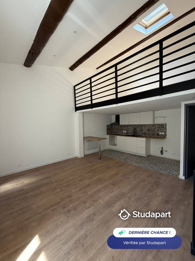Apartment for rent for €720 per month in Nîmes, Rue Catinat
