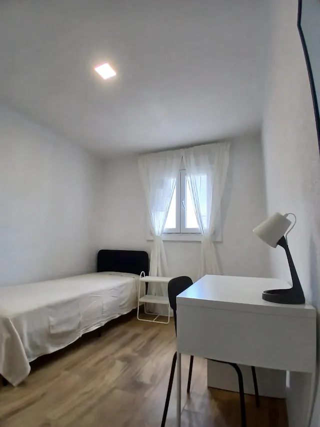Private room in Calle Besolla, Madrid (1627631) room image 2