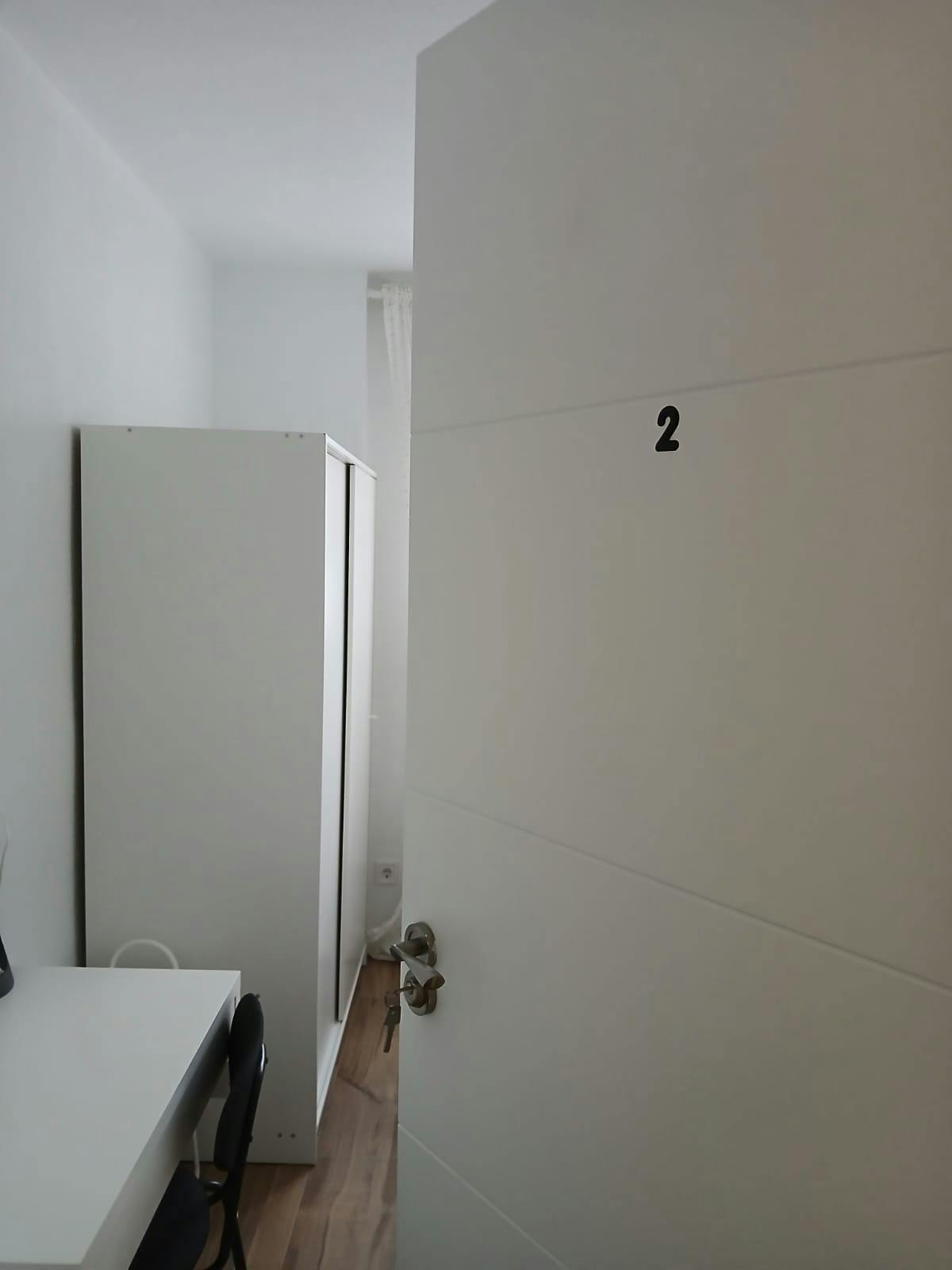 Habitación privada en alquiler por 390 € al mes en Madrid, Calle Besolla