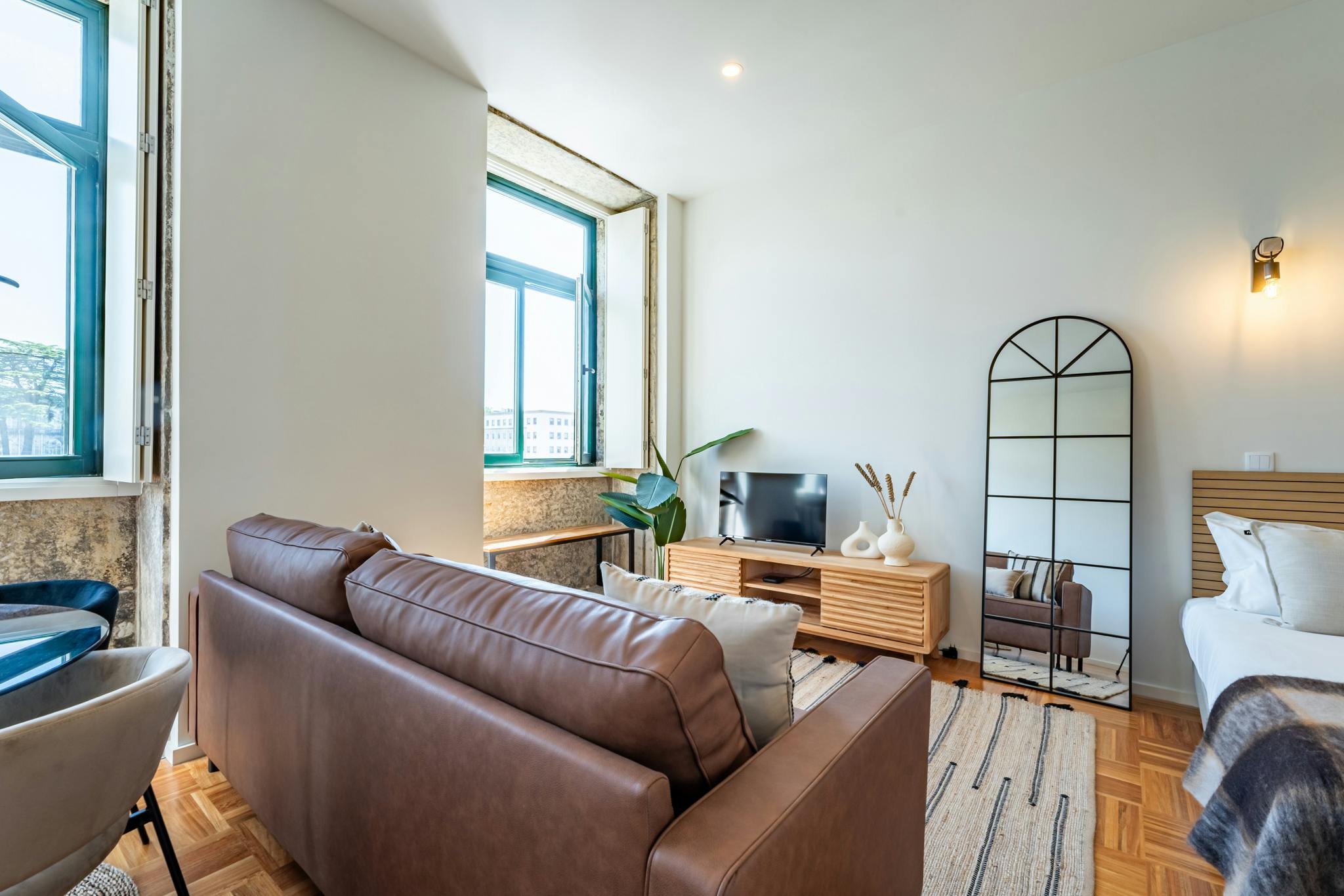 Studio for rent for €1,500 per month in Porto, Rua Doutor Alberto Aires de Gouveia