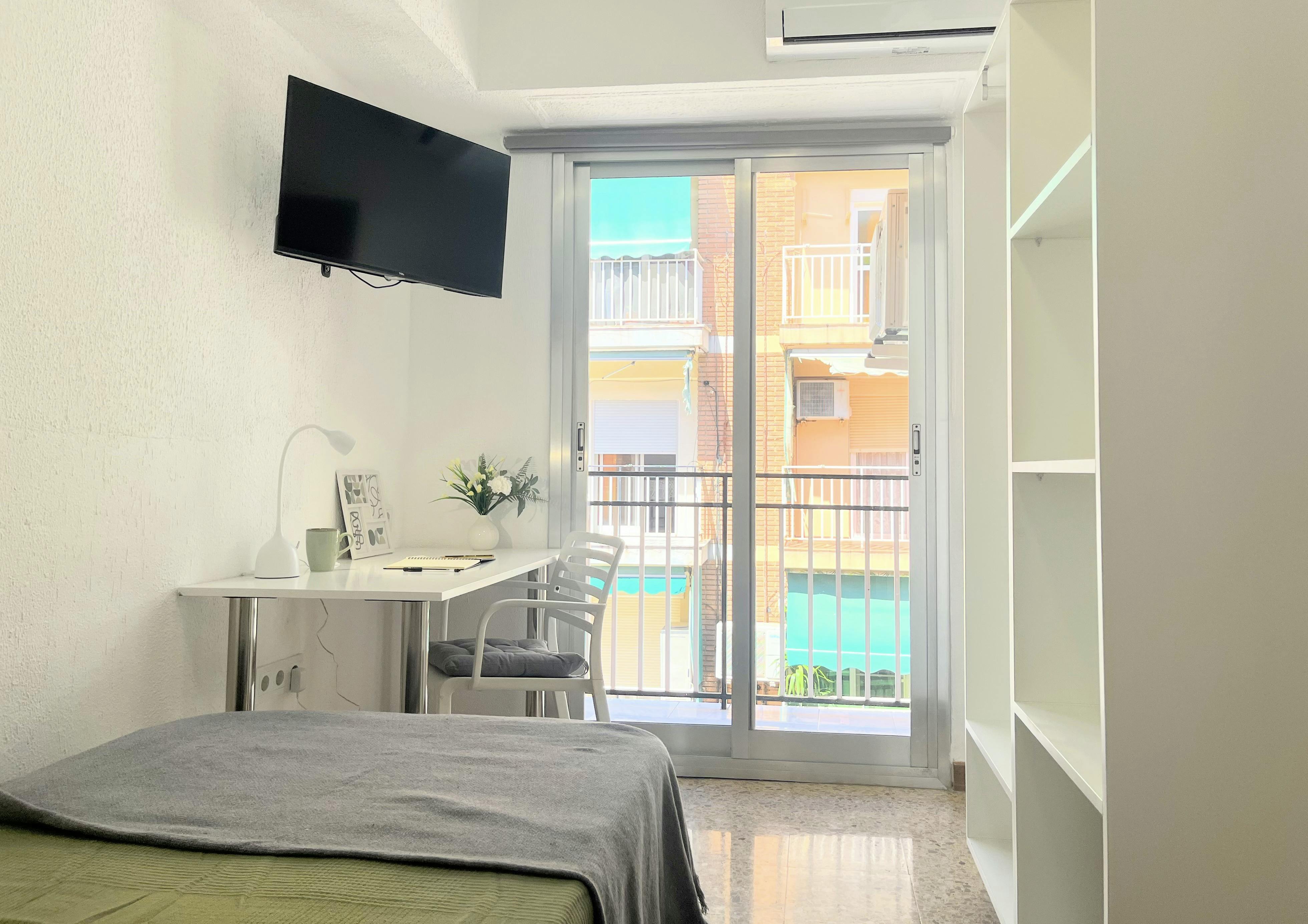Private room for rent for €490 per month in Burjassot, Carrer de Bernat i Baldoví