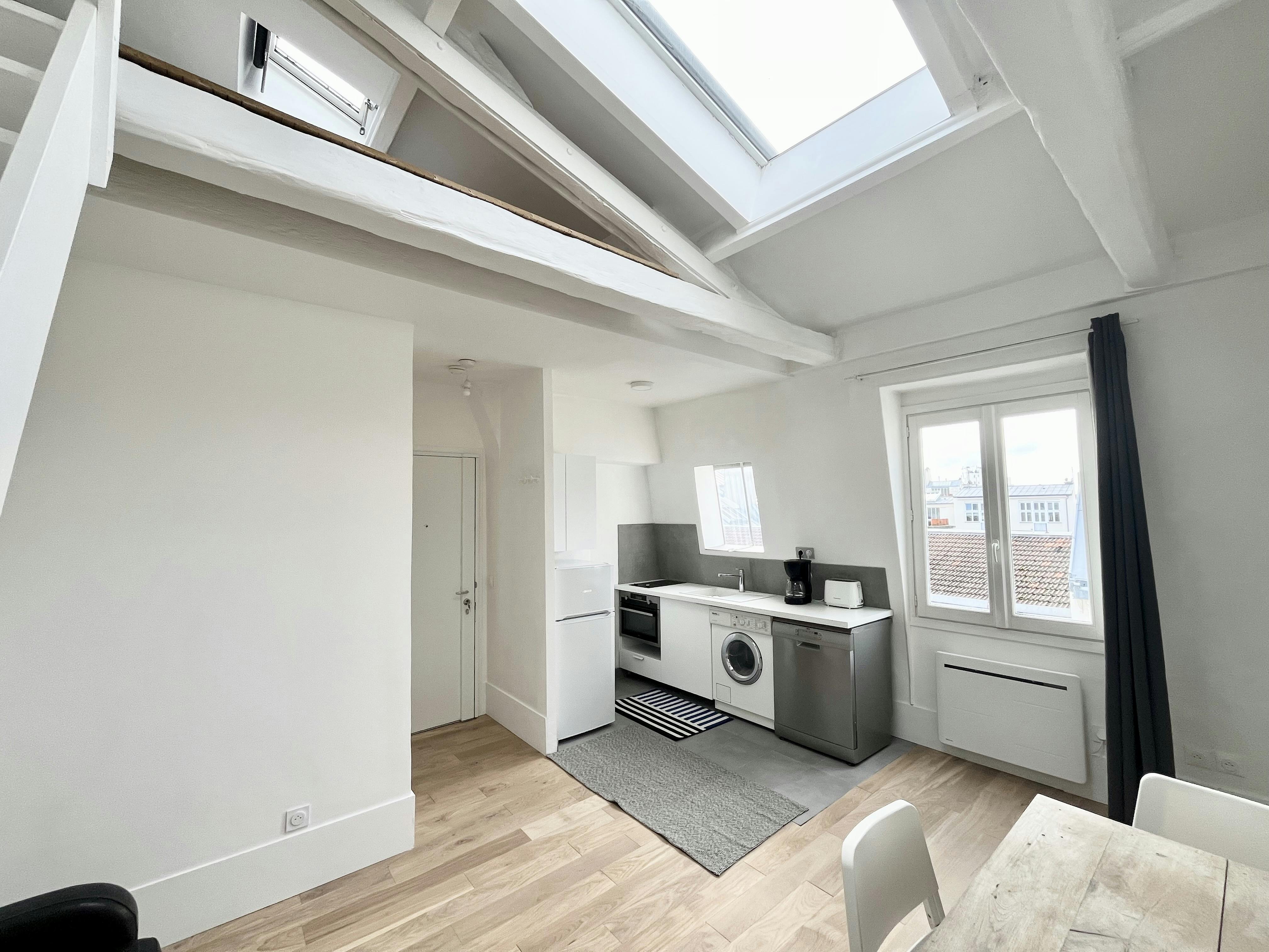 Apartment for rent for €2,150 per month in Paris, Rue Campagne Première