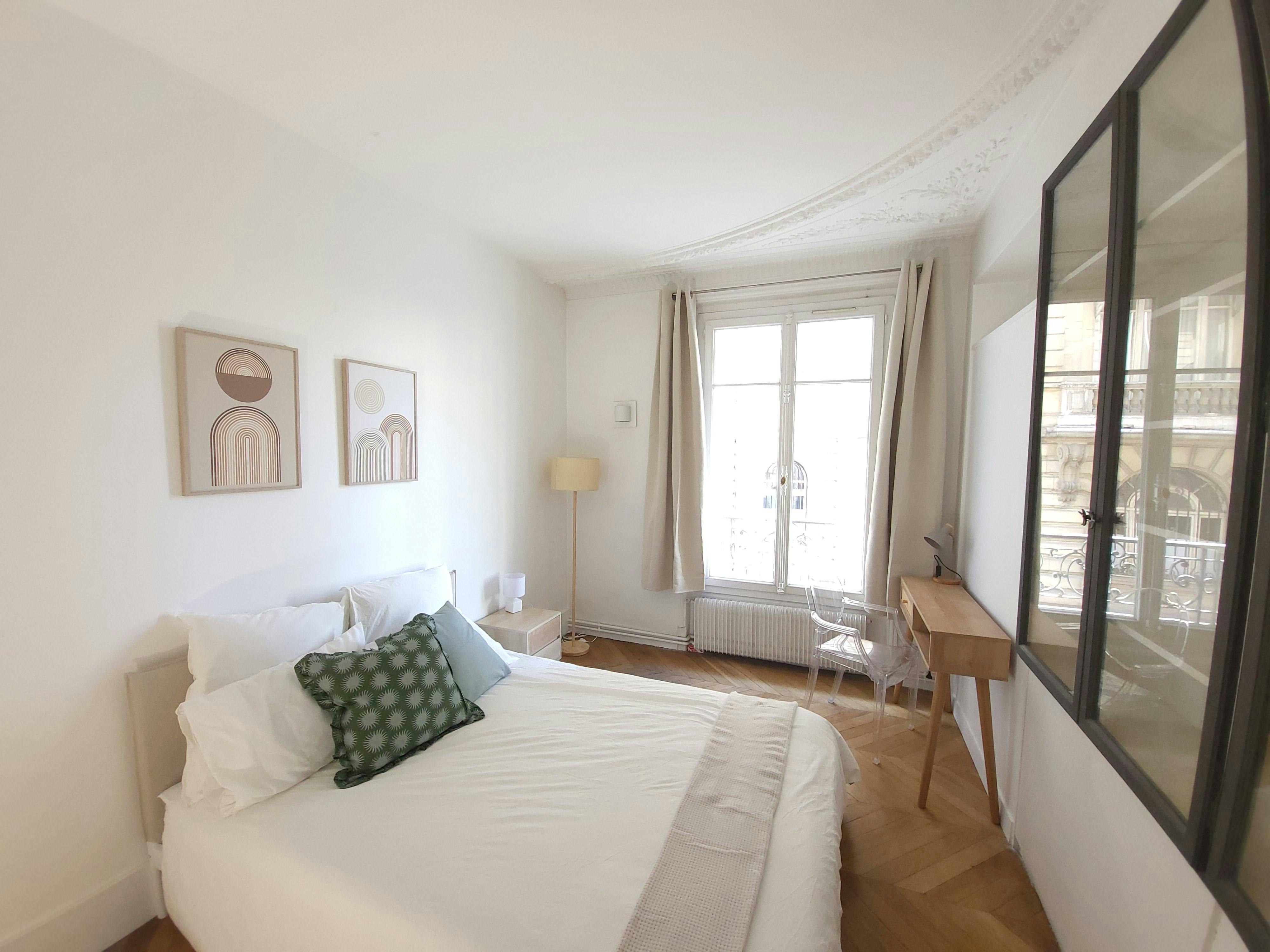 Private room for rent for €1,249 per month in Paris, Rue des Saussaies