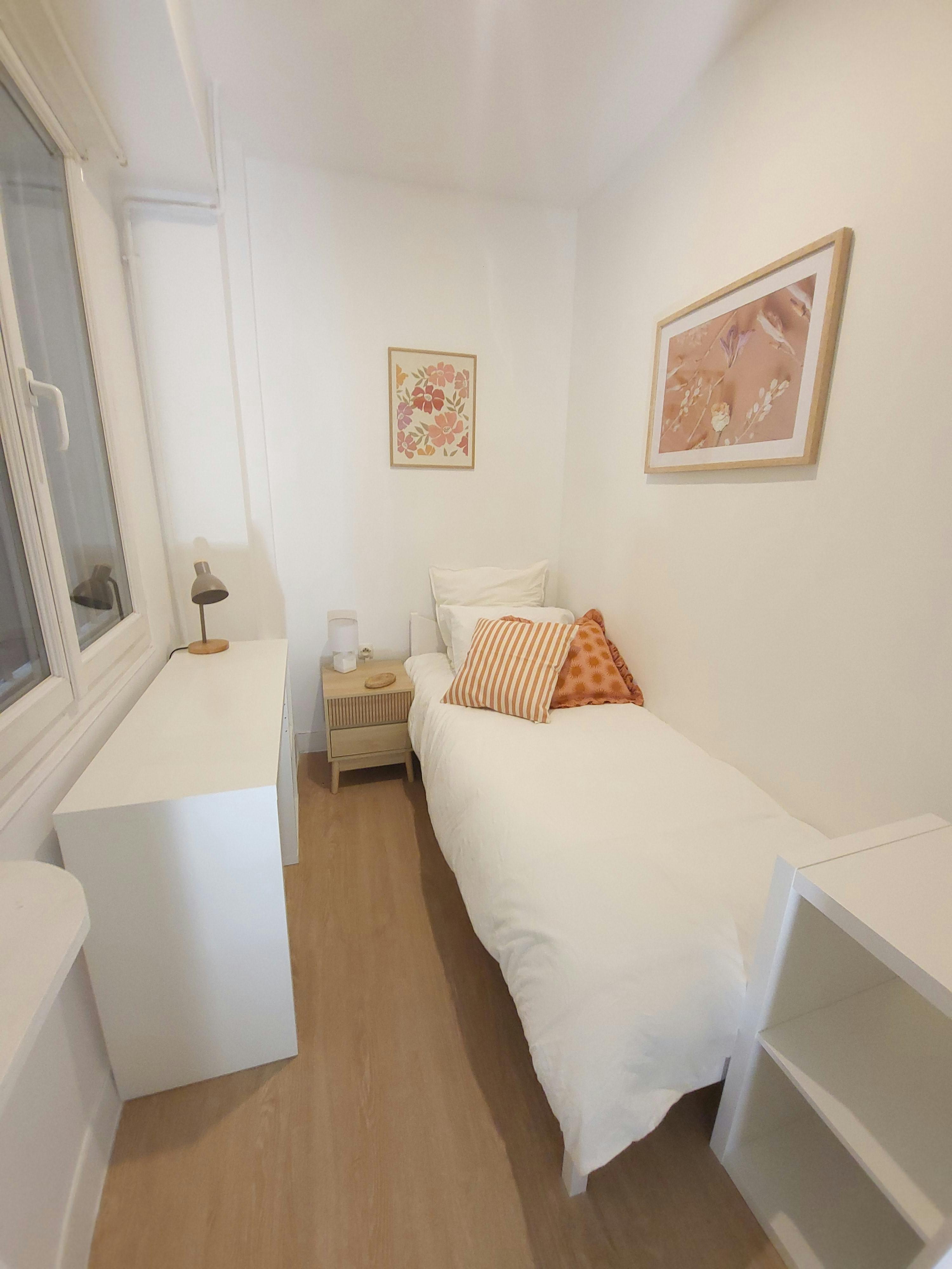 Private room for rent for €830 per month in Paris, Rue des Saussaies
