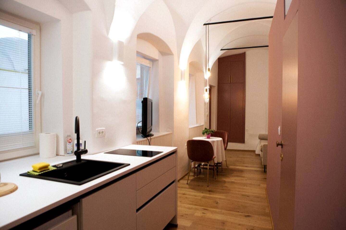 Building for rent for €800 per month in Ljubljana, Križevniška ulica