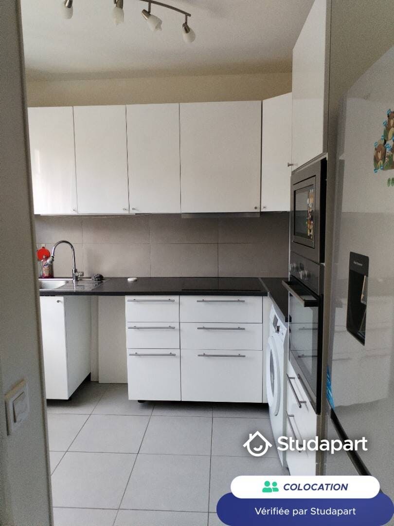 私人房间 正在以 €745 的月租出租，其位于 Versailles, Rue Sainte-Victoire