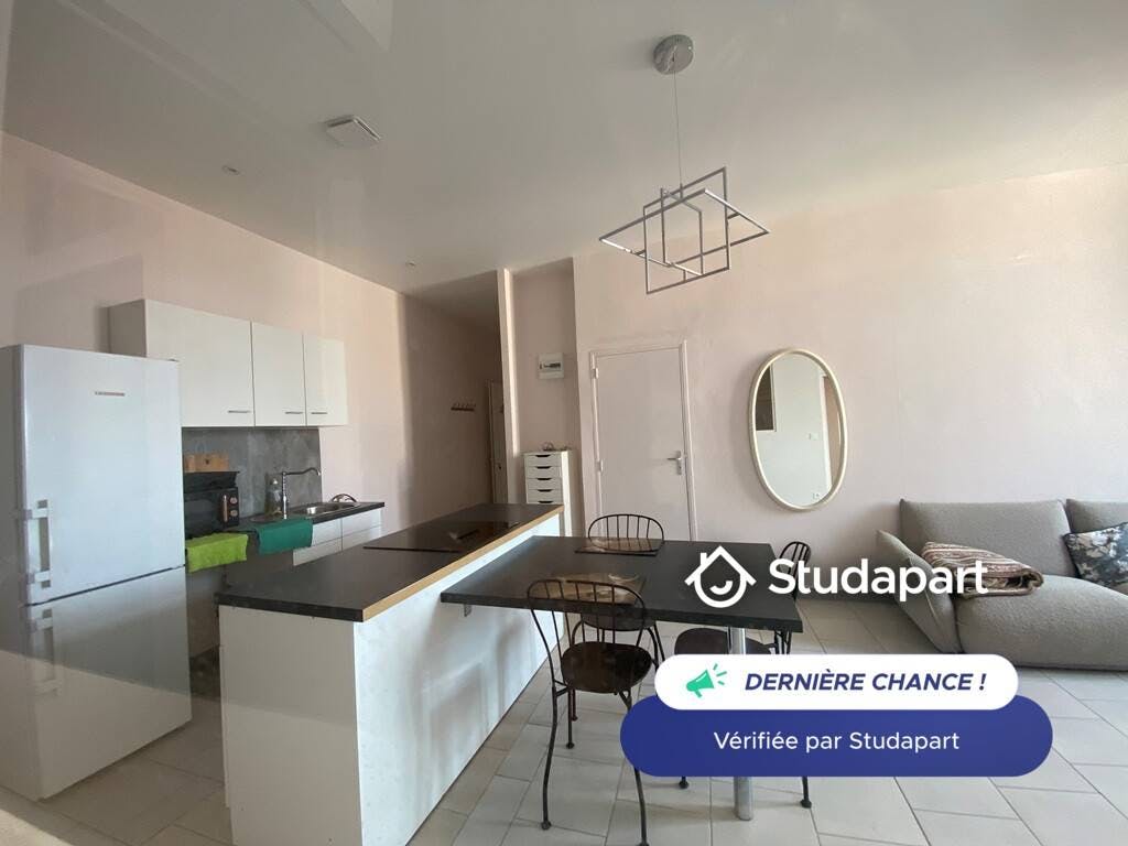 Apartment for rent for €1,100 per month in Nîmes, Rue Godin