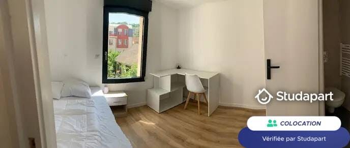 Private room for rent for €900 per month in Issy-les-Moulineaux, Rue Pierre Poli