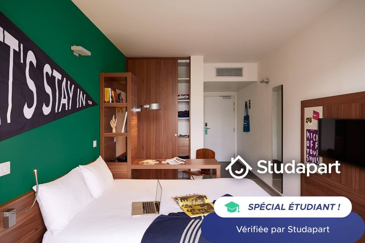 Private room for rent for €1,277 per month in Puteaux, Rue Roque de Fillol