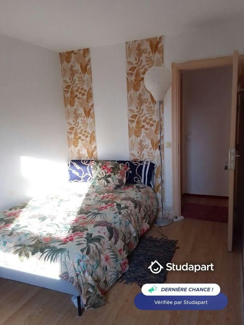 Private room for rent on Rue de la Chapelle, Paris - Plus