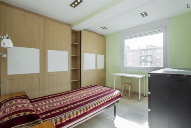 Private room for rent for €760 per month in Barcelona, Avinguda Meridiana