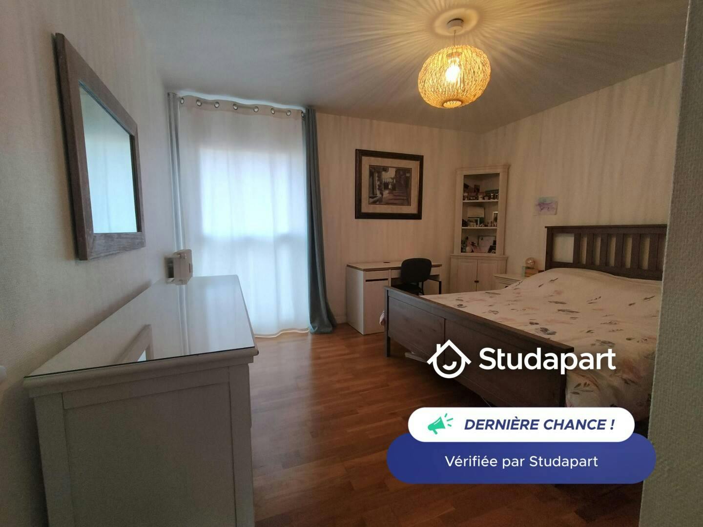 Apartment for rent for €1,620 per month in Lille, Rue Gustave Delory
