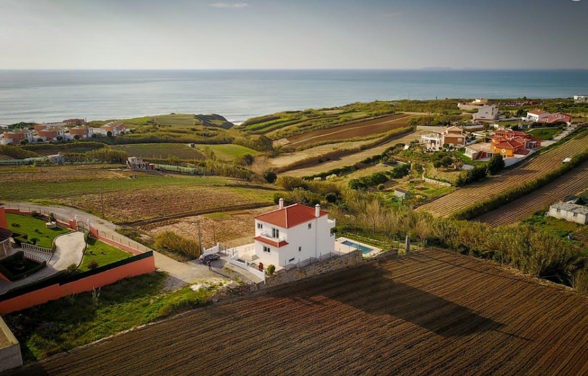 Casa para alugar por € 2.500 por mês em Atalaia, Rua da Laginha