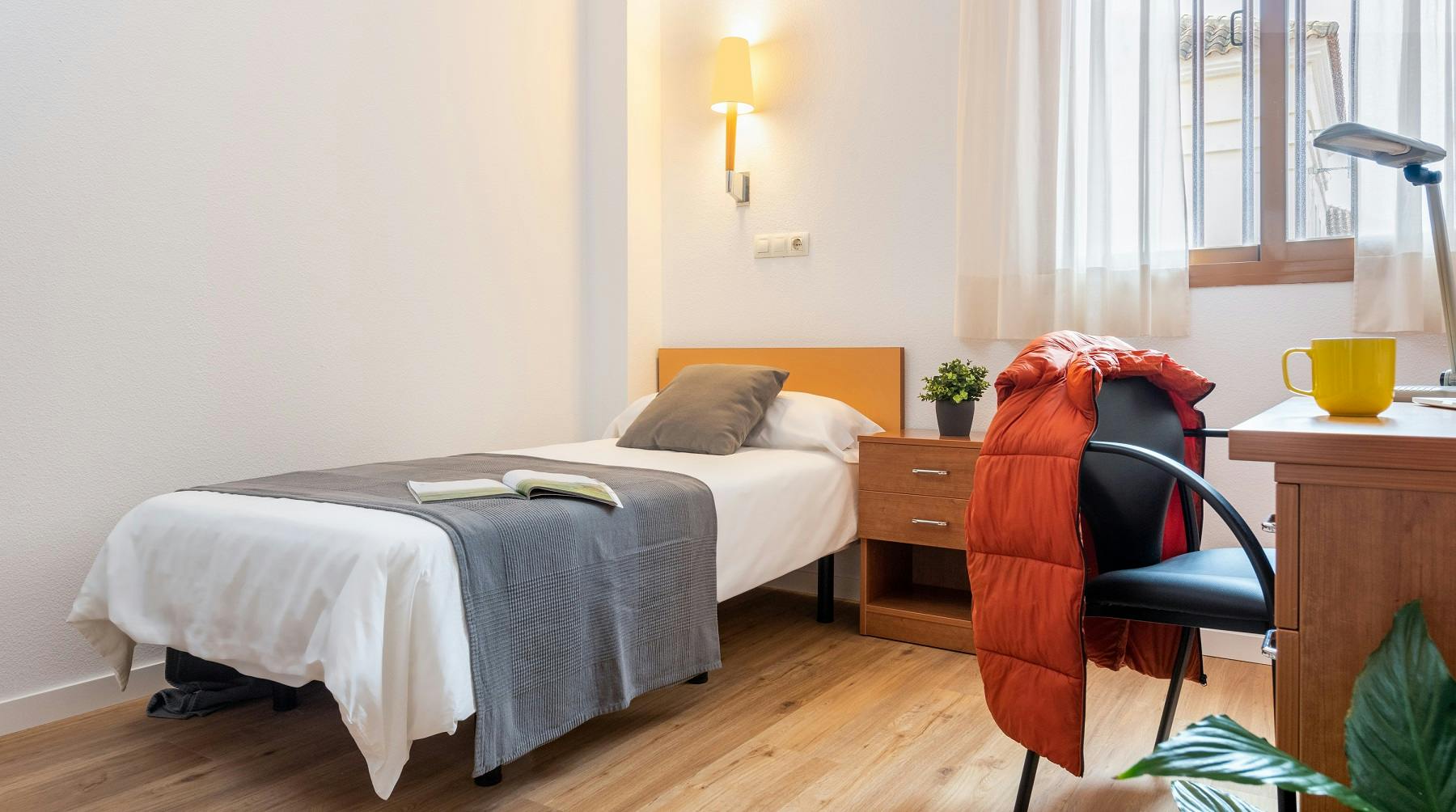 Private room for rent for €543 per month in Bormujos, Calle Paraje de Paterna