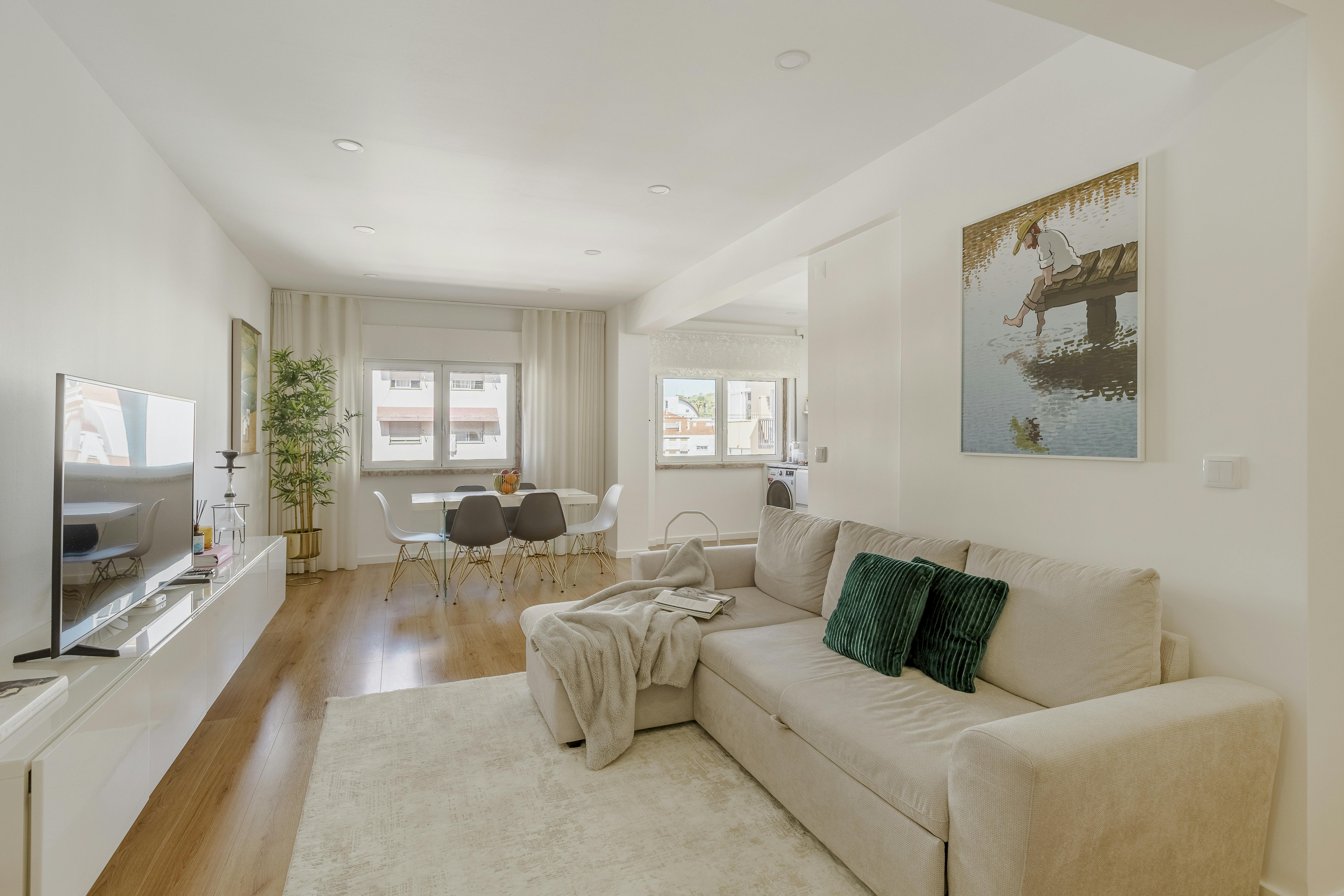 Apartment for rent for €1,750 per month in Casal de São Brás, Estrada Serra da Mira