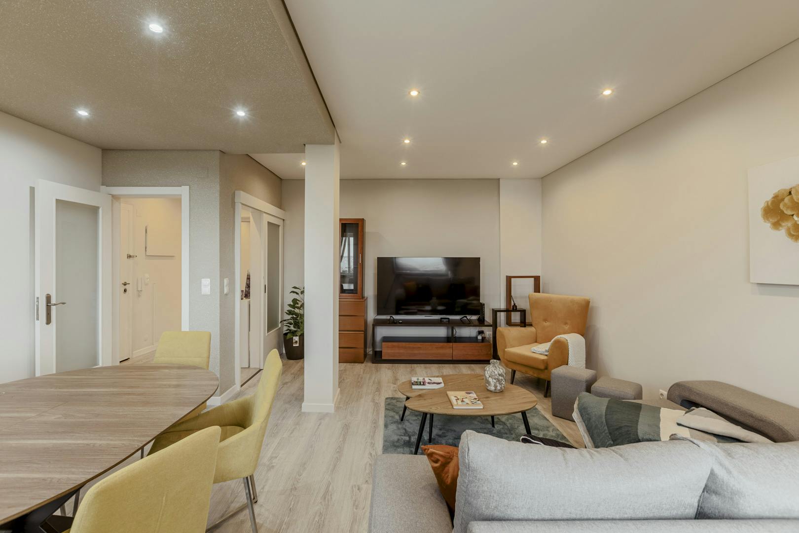 Apartment for rent for €2,500 per month in Almada, Rua Adriano Correia de Oliveira