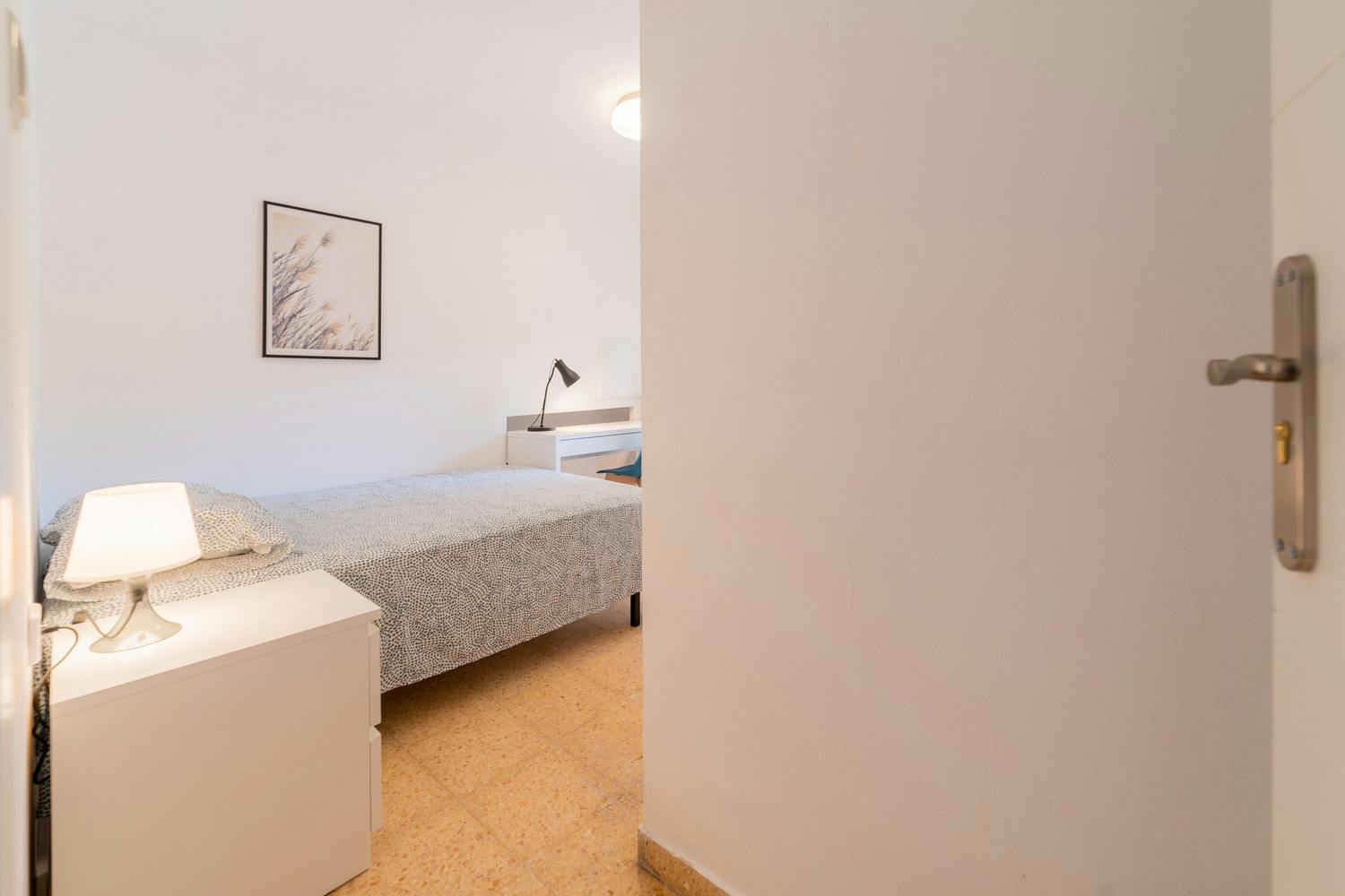 Single room Valencia, 1 bed, 12m² — photo 4