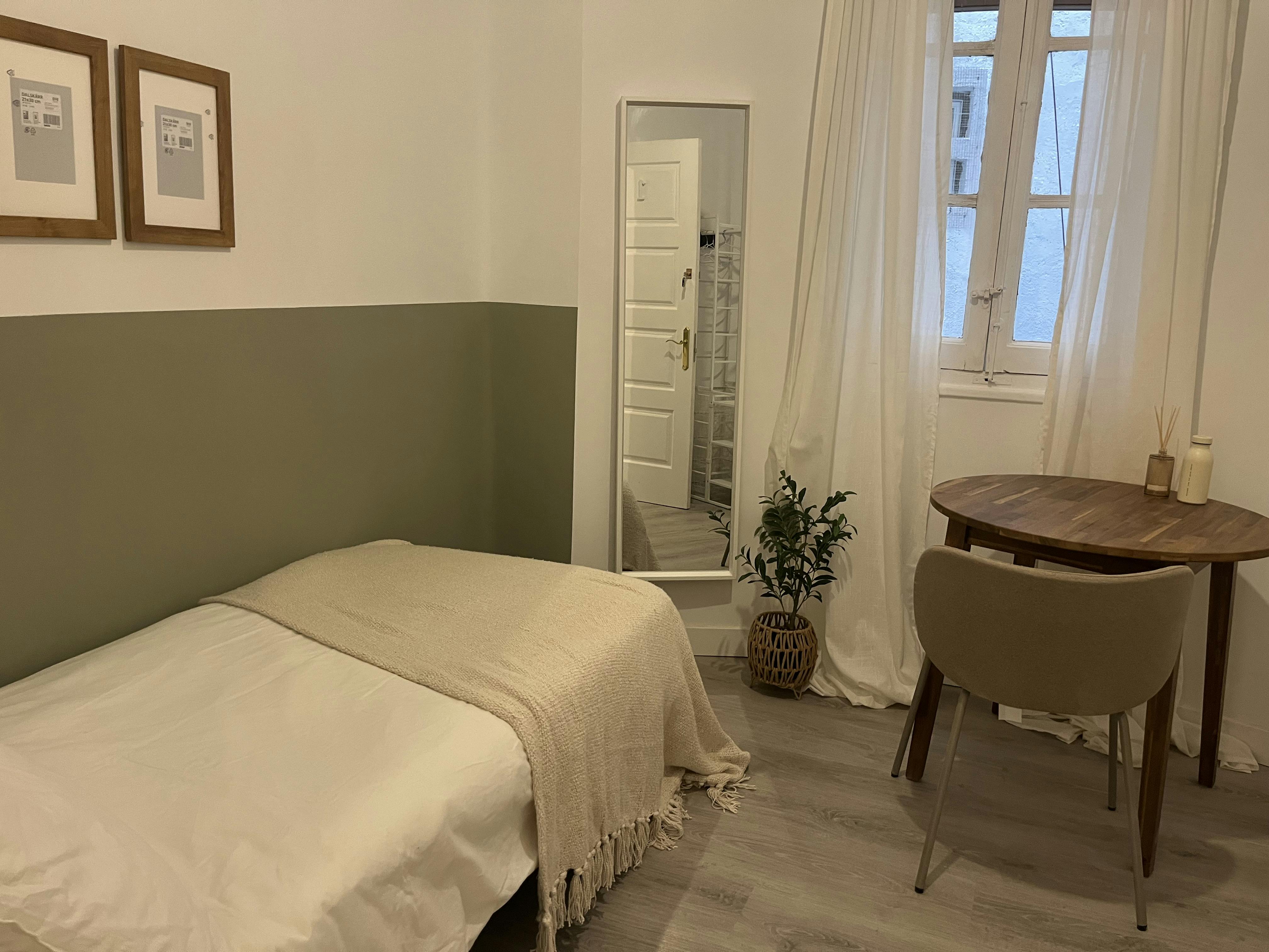 Calle de Menorca, Madrid preview