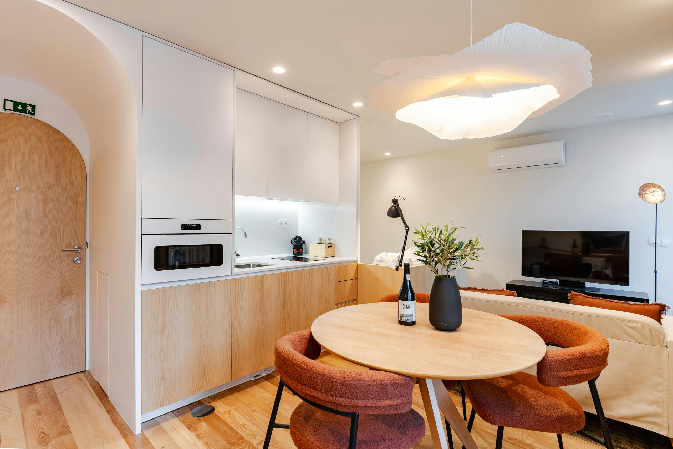 Studio for rent for €9,999 per month in Porto, Rua de Agramonte