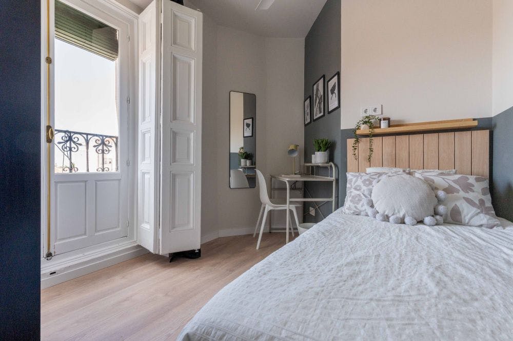 Private room for rent for €600 per month in Madrid, Calle de Bailén